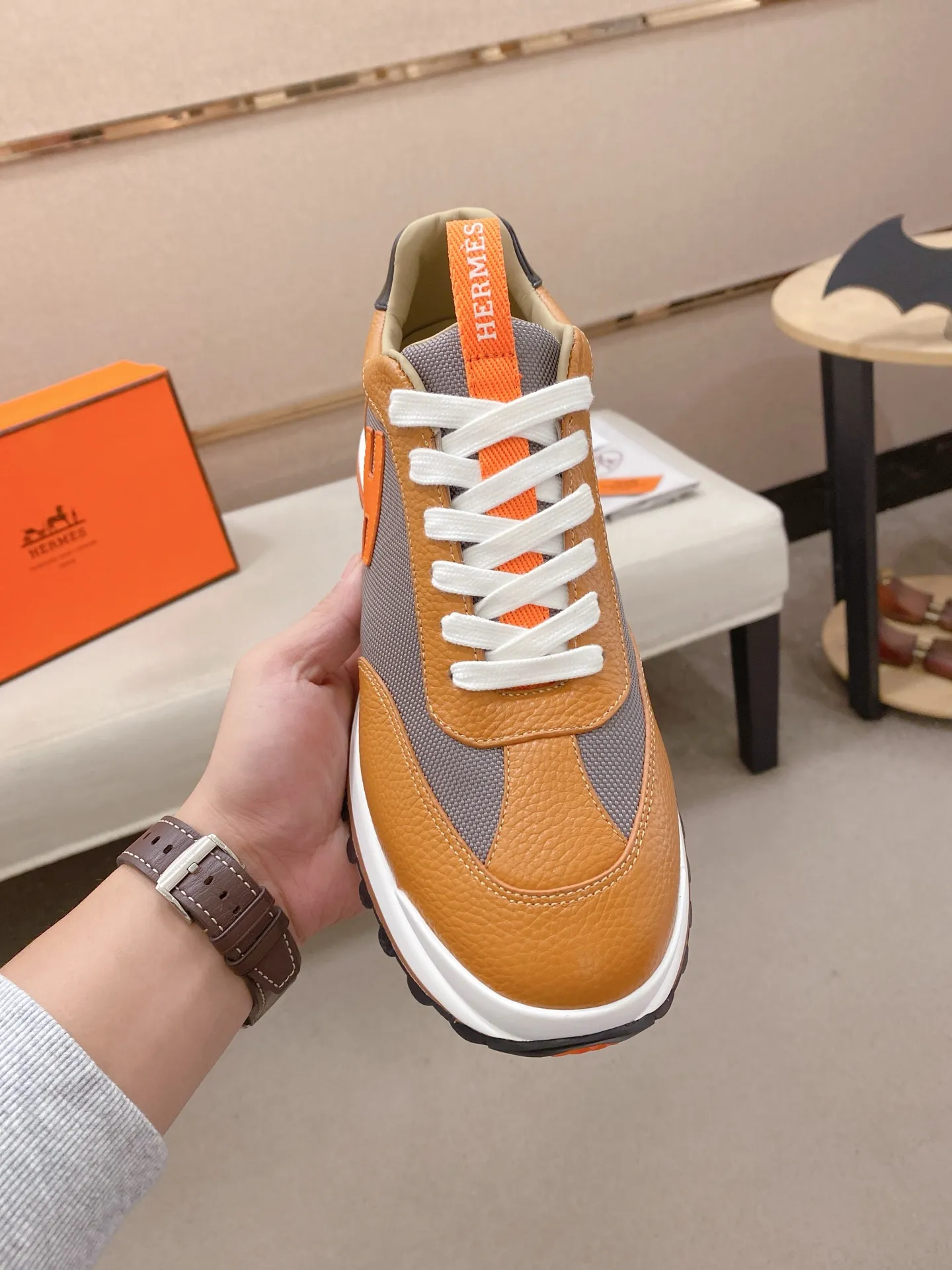 Men's shoes💰: 640💰HERMES/Hermes Leader sneakers! Tech twill, calfskin and suede goatskin sneakers featuring paneled multicolor twill, calfskin and suede. Lightweight geometric sole for a stylish urban look. Product details: White and orange rubber sole Black rubber sole with orange rubber insert Light natural leather insert White rubber toe cap Beige lambskin insole and lining Cotton strap, rubber lettering Sole height: 4cm Size: 38-39-40-41-42-43-44 (45.46 custom-made)